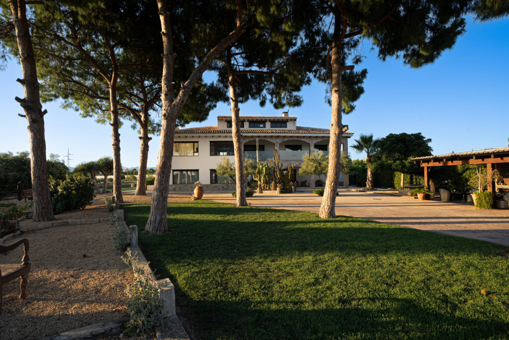 De finca in avondlicht