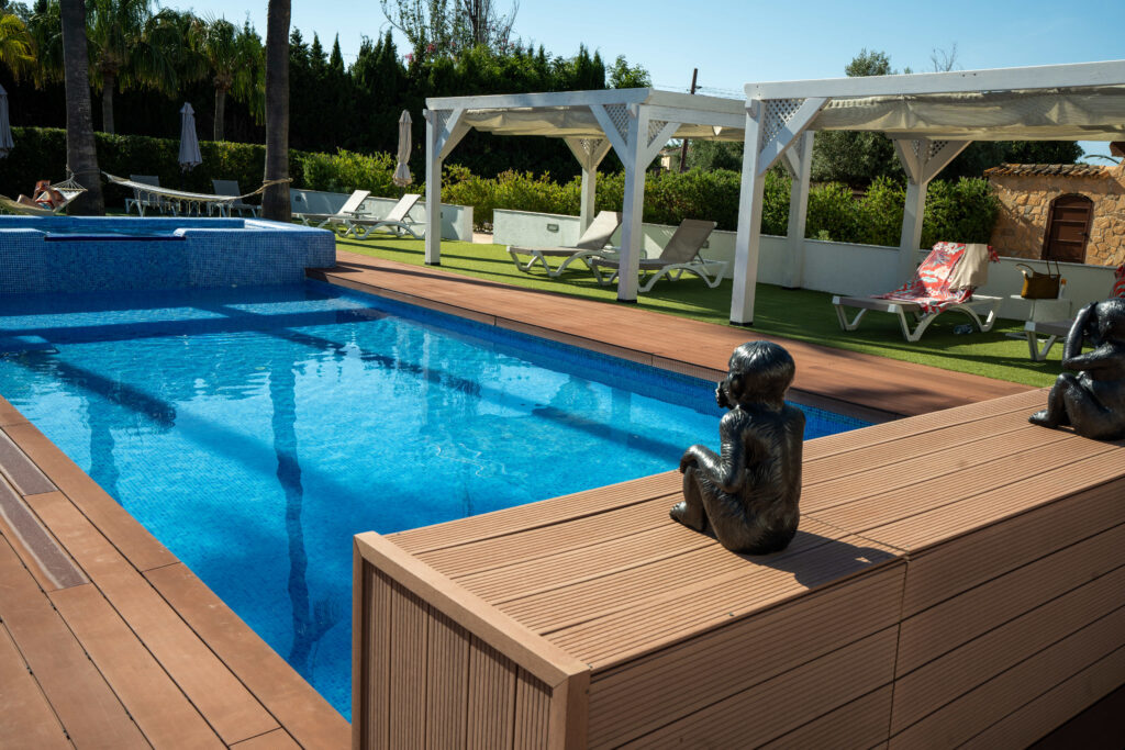 Het zwembad met jacuzzi tussen de palmen
