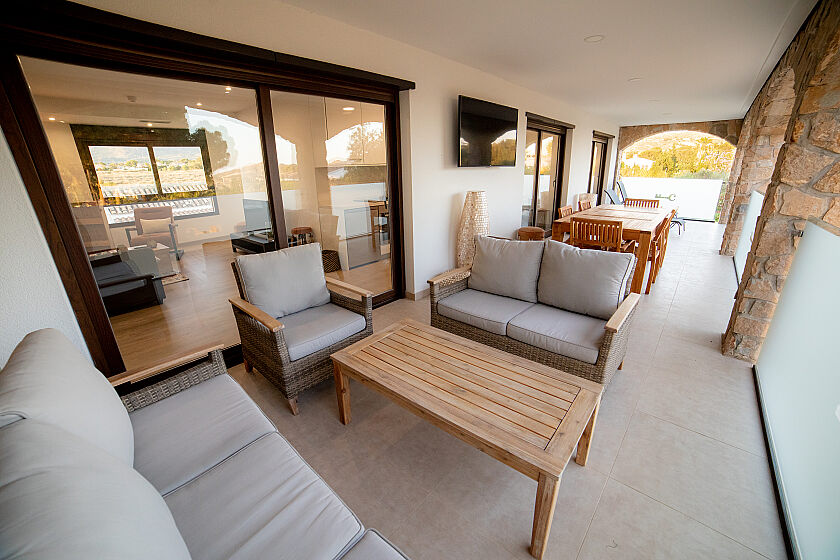 Terras met eettafel en loungestoelen